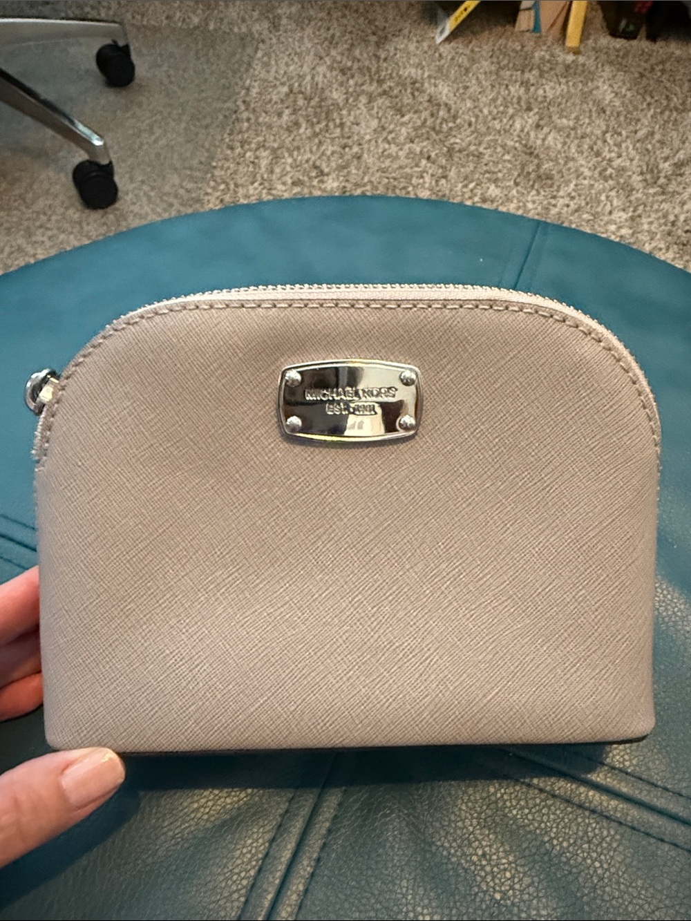 Michael Kors make up case in grey saffiano leather